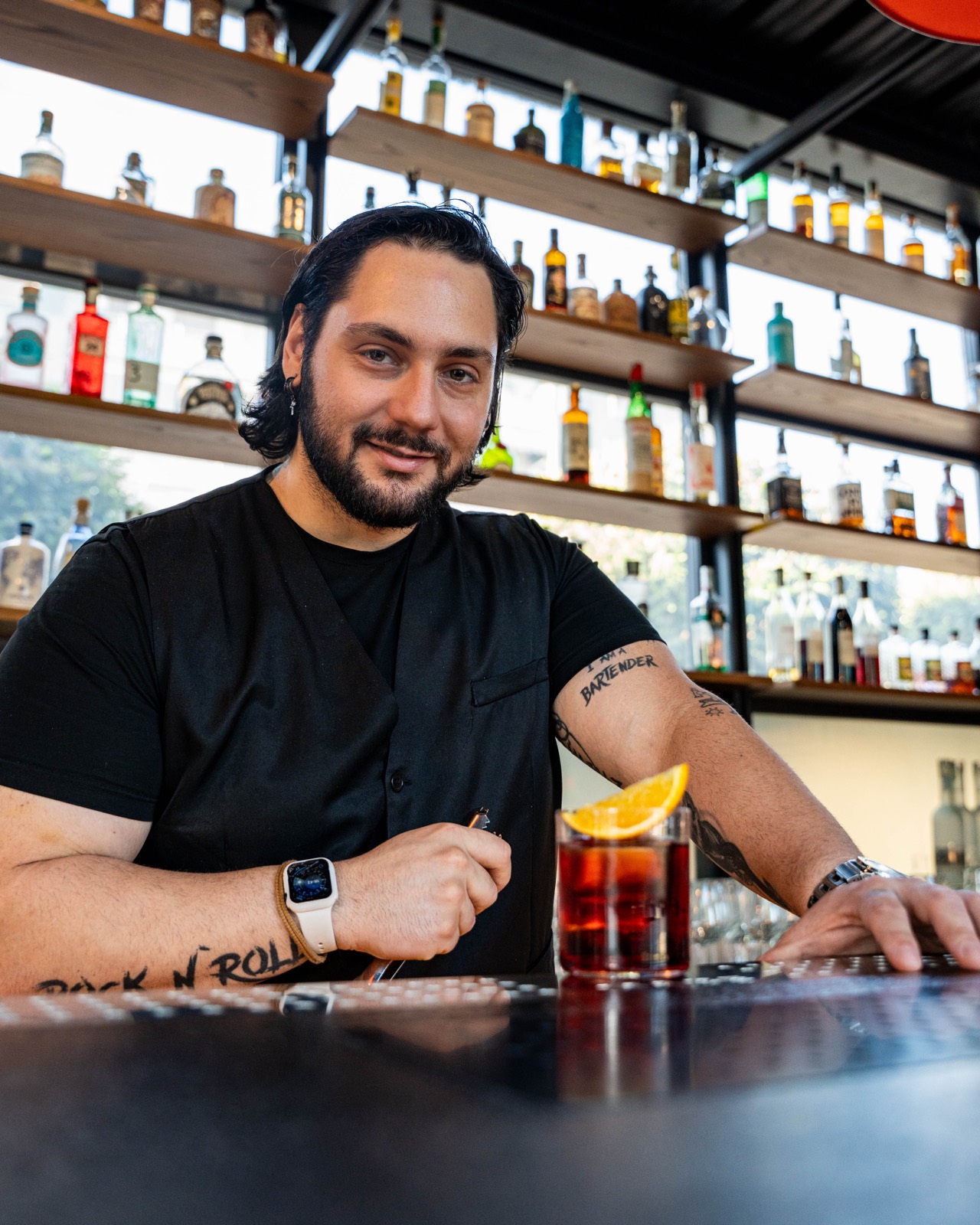 Ritratto del barman al bancone del MABE
