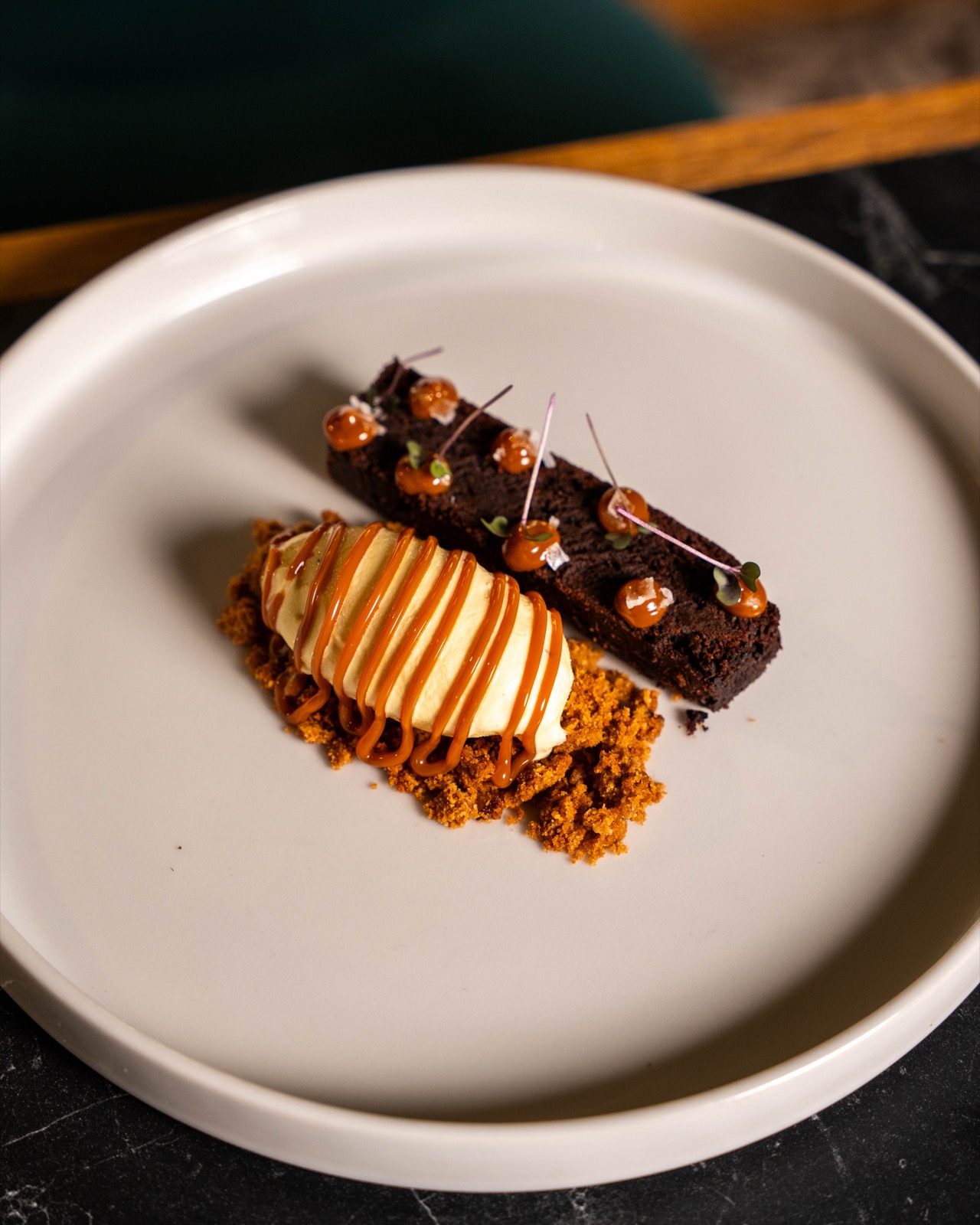 Dolce al cioccolato con quenelle al caramello salato