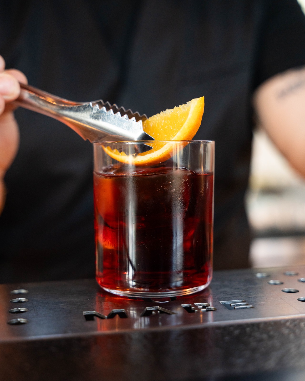 Negroni sul bancone metallico inciso MABE
